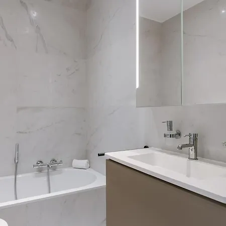 Huswell - Modern In Heart Of With Terrace Apartment